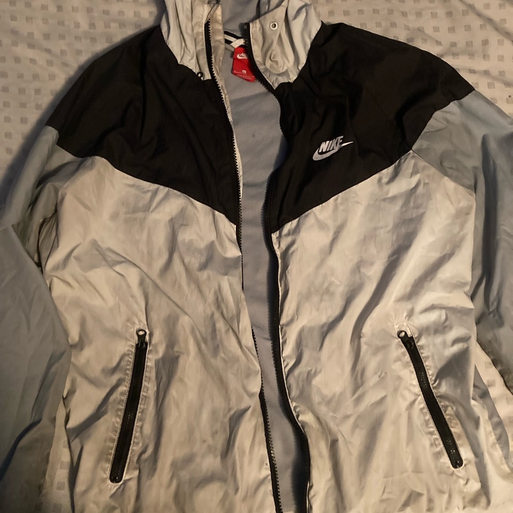 nike wind breaker